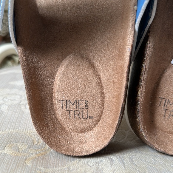 NWT women’s sandals size 7.5 blue & white floral with adjustable buckles - Picture 3 of 9